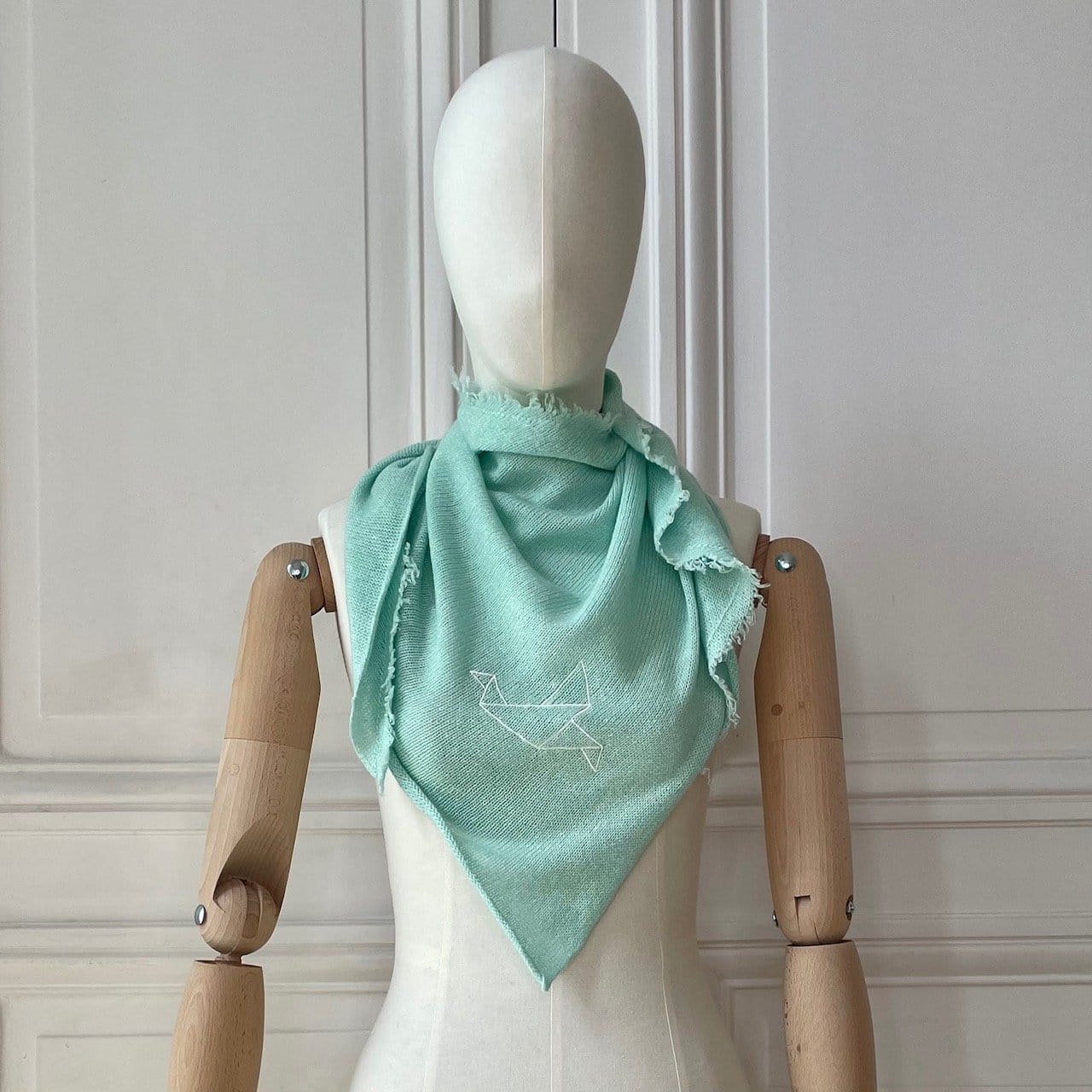 Triangle frangé vert d'eau tricoté en France 58% cachemire 42% lin