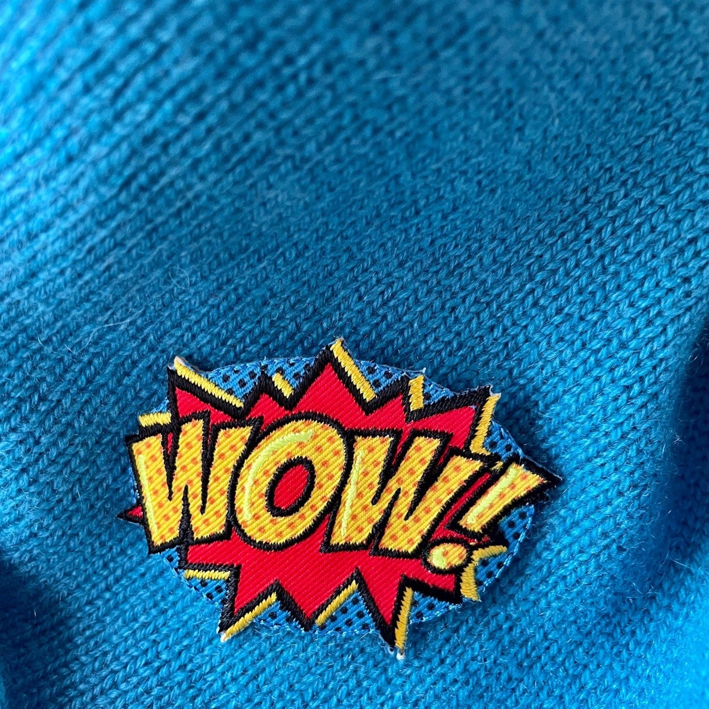 Triangle frangé bleu schtroumpf avec patch Wow tricoté en France 100% cachemire maille serrée