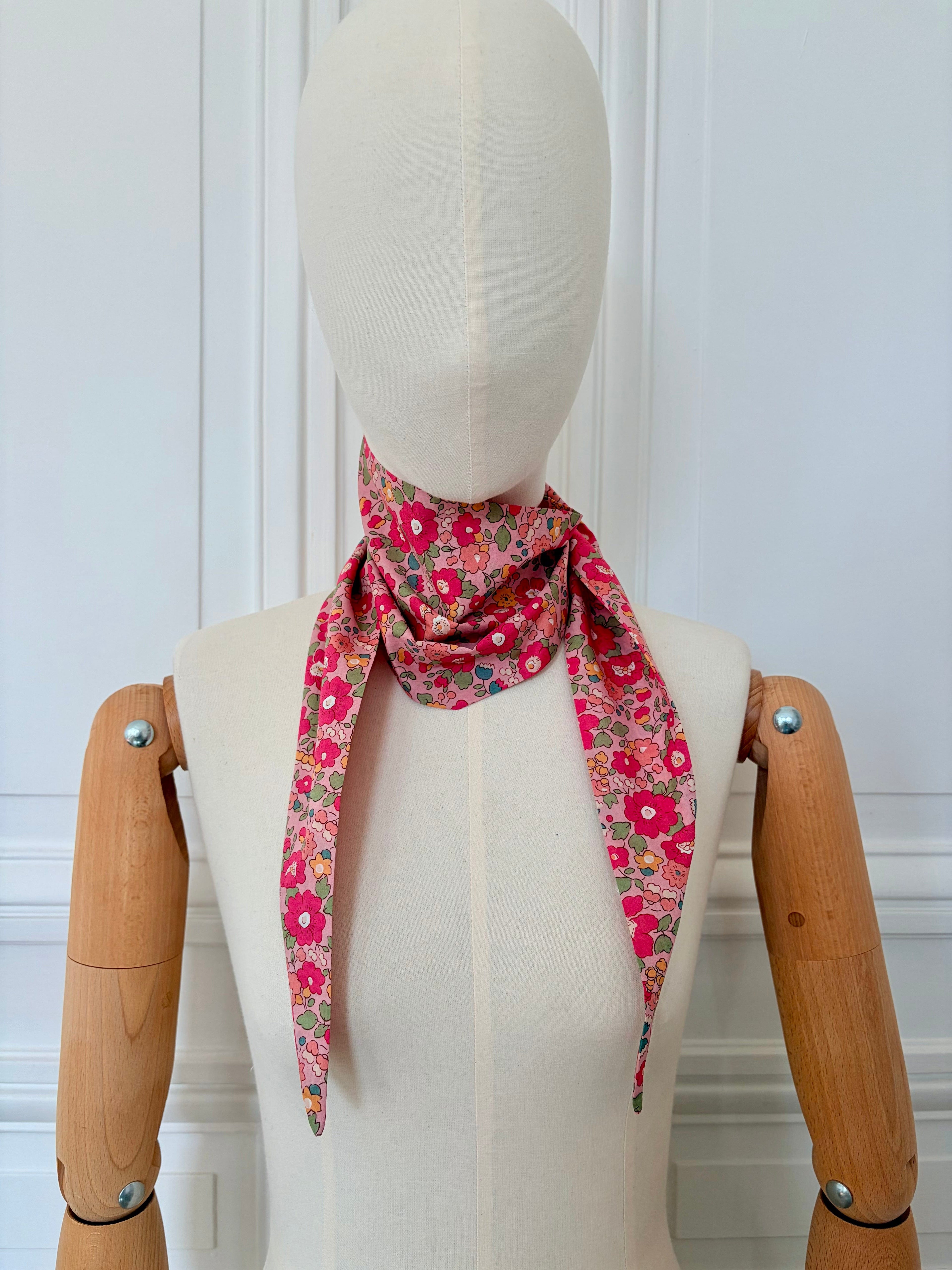 Petit triangle en 117,5 cm de longueur et 18 cm de hauteur en Liberty de coton doublé