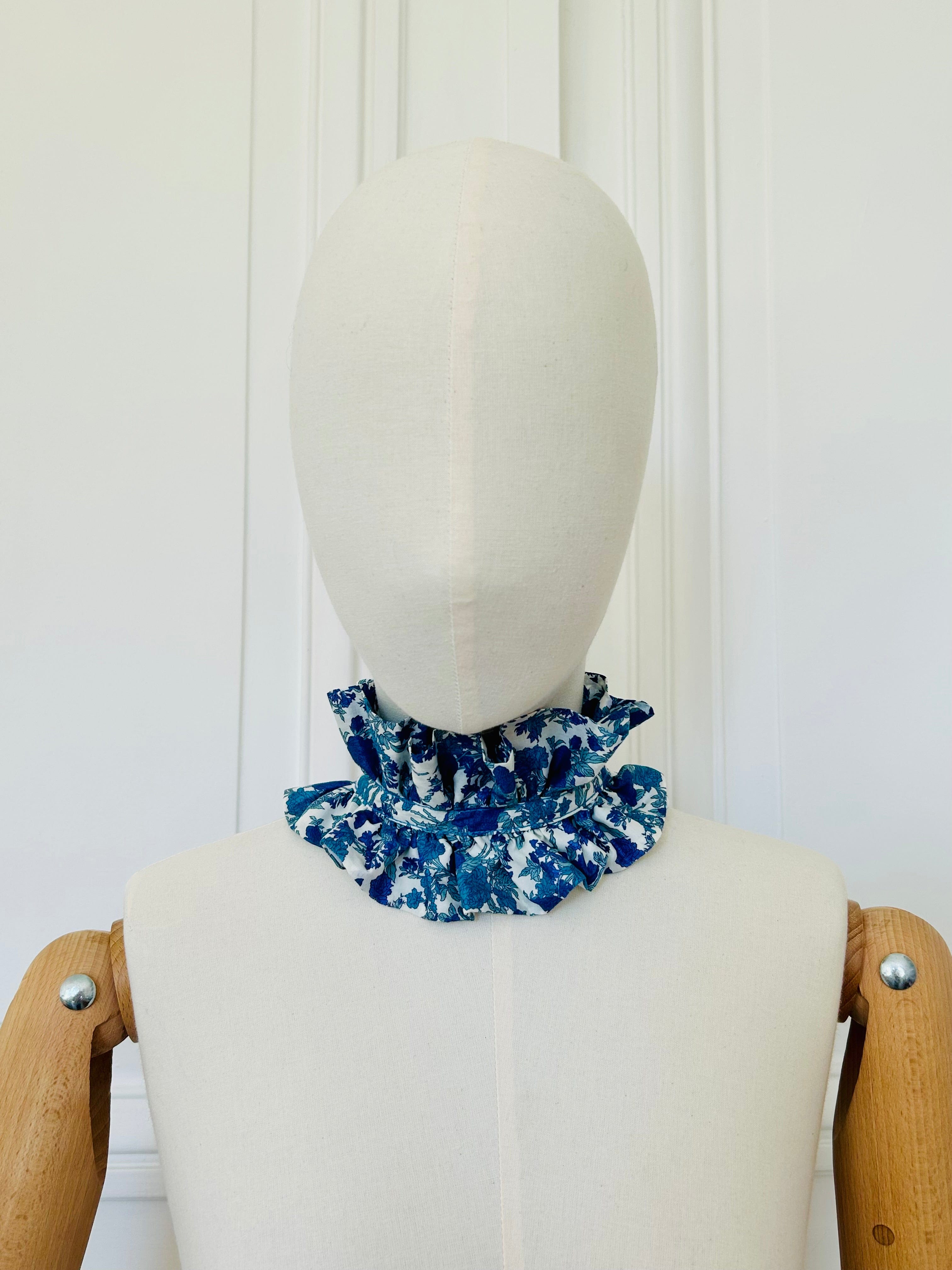 Petit col en Liberty fleuri bleu