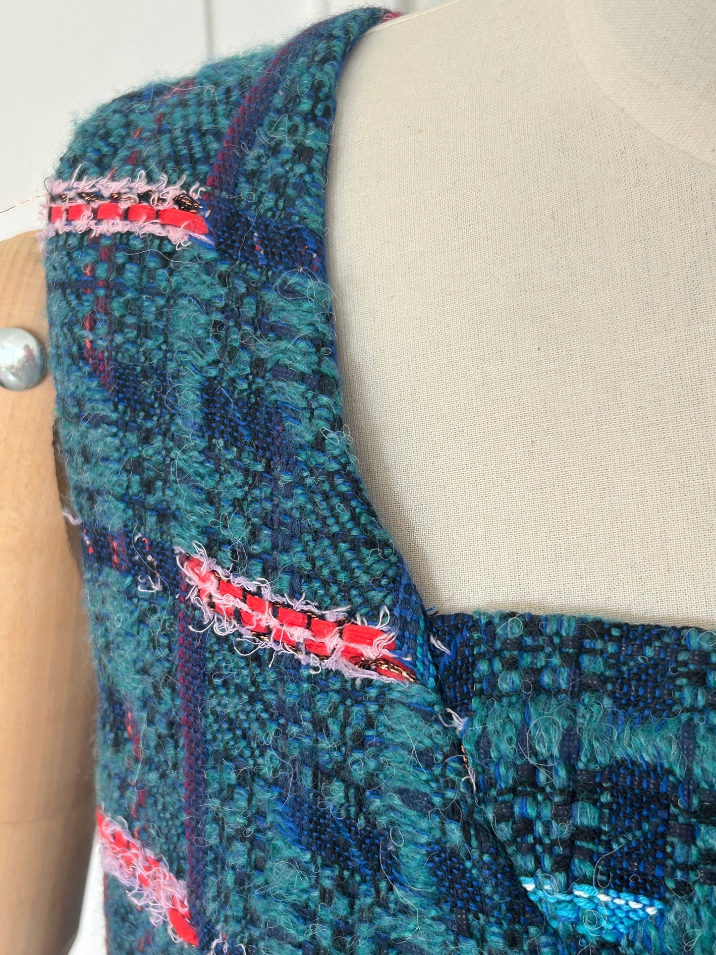 Robe en V en très tweed multicolore et fabriquée en France