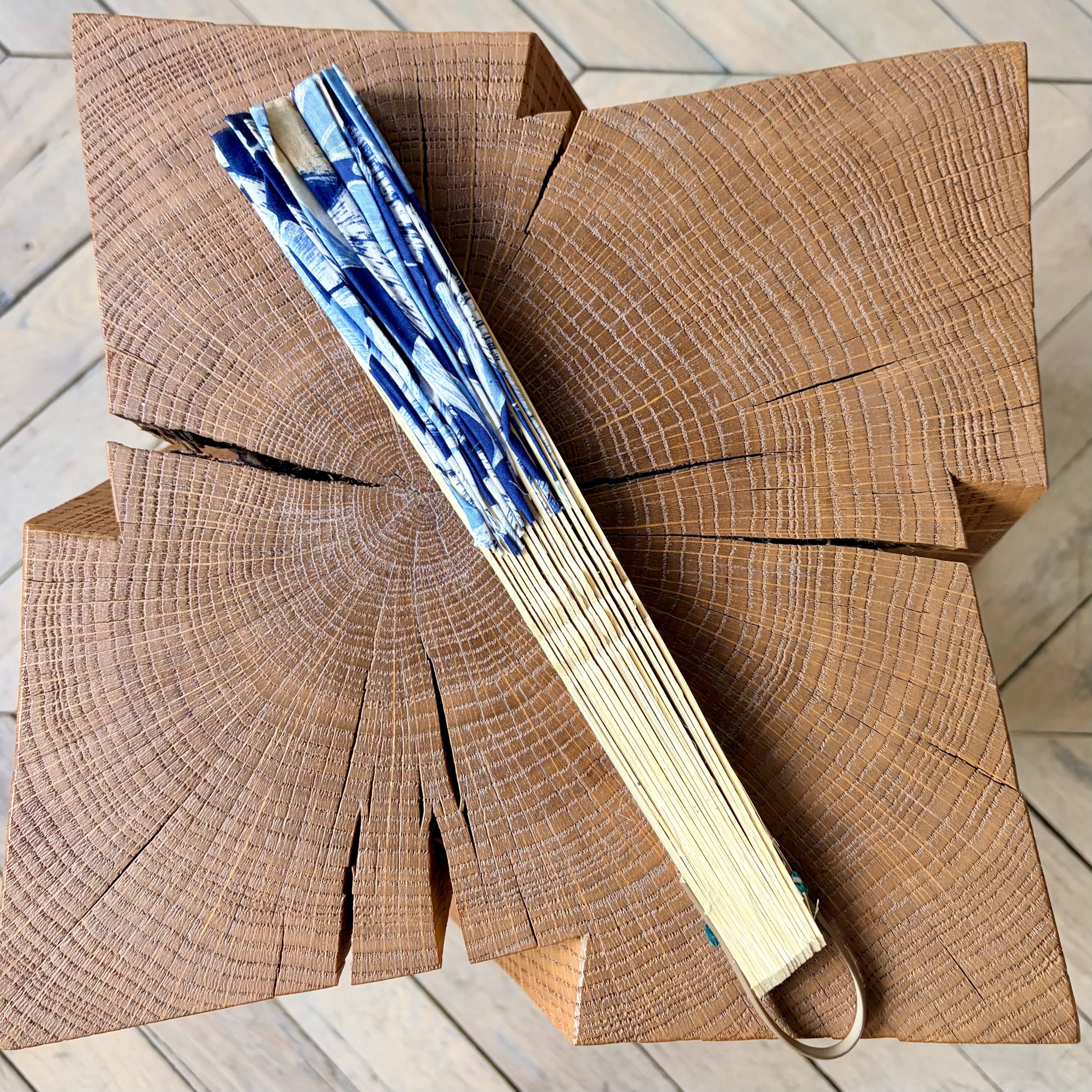 Éventail en coton et bois léger
