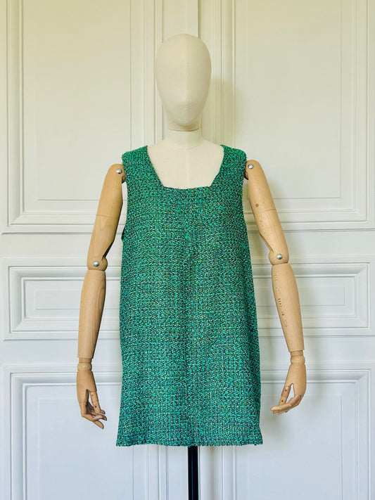 Robe en V en très tweed vert, blanc et noir tissé et fabriquée en France