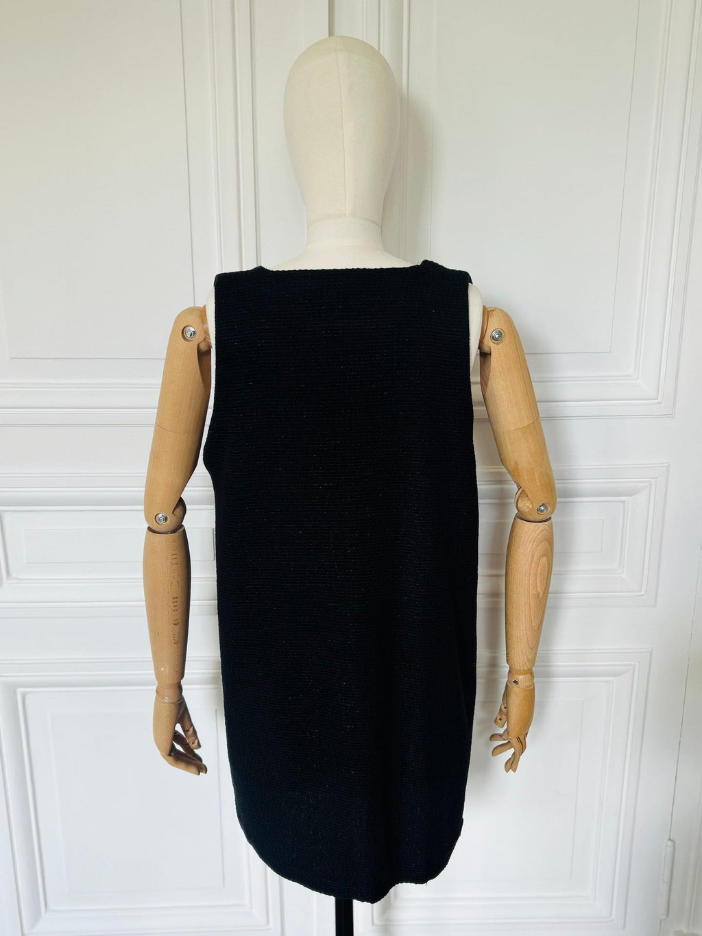 Robe en V en tweed noir tissé et fabriquée en France