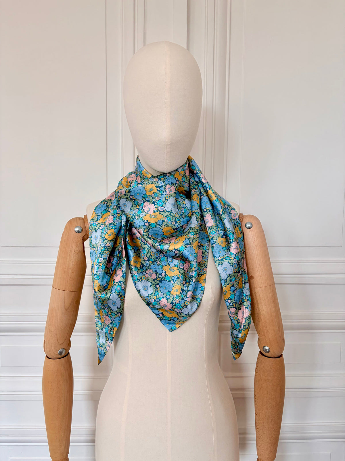 Triangle en 140 cm de longueur et 47 cm de hauteur en Liberty de soie doublé