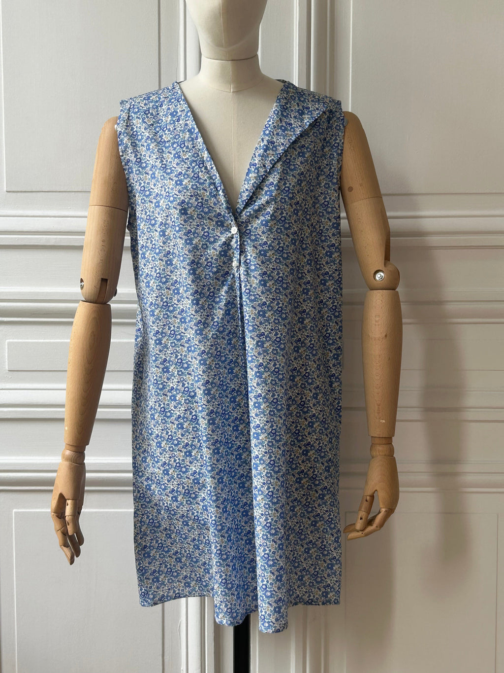 Robe sans manches boutonnée en V fabriquée en France