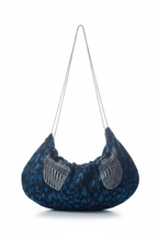 Housse de sac Mini Bénédicte en tweed noir, argent et bleu tissé et fabriqué en France