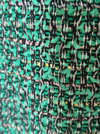Robe en V en très tweed vert, blanc et noir tissé et fabriquée en France