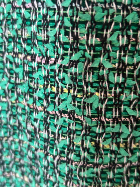 Robe en V en très tweed vert, blanc et noir tissé et fabriquée en France