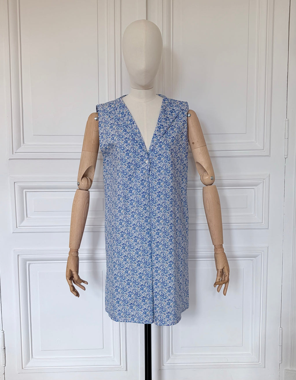 Robe sans manches boutonnée en V fabriquée en France