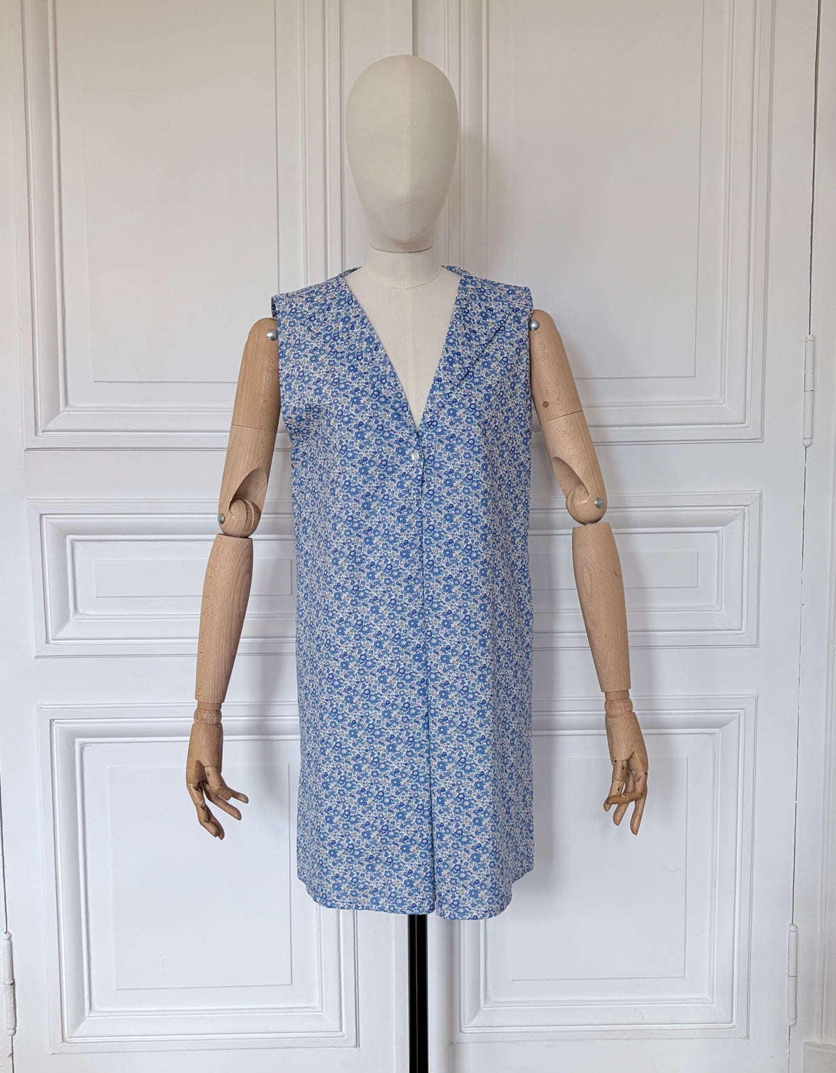 Robe sans manches boutonnée en V fabriquée en France