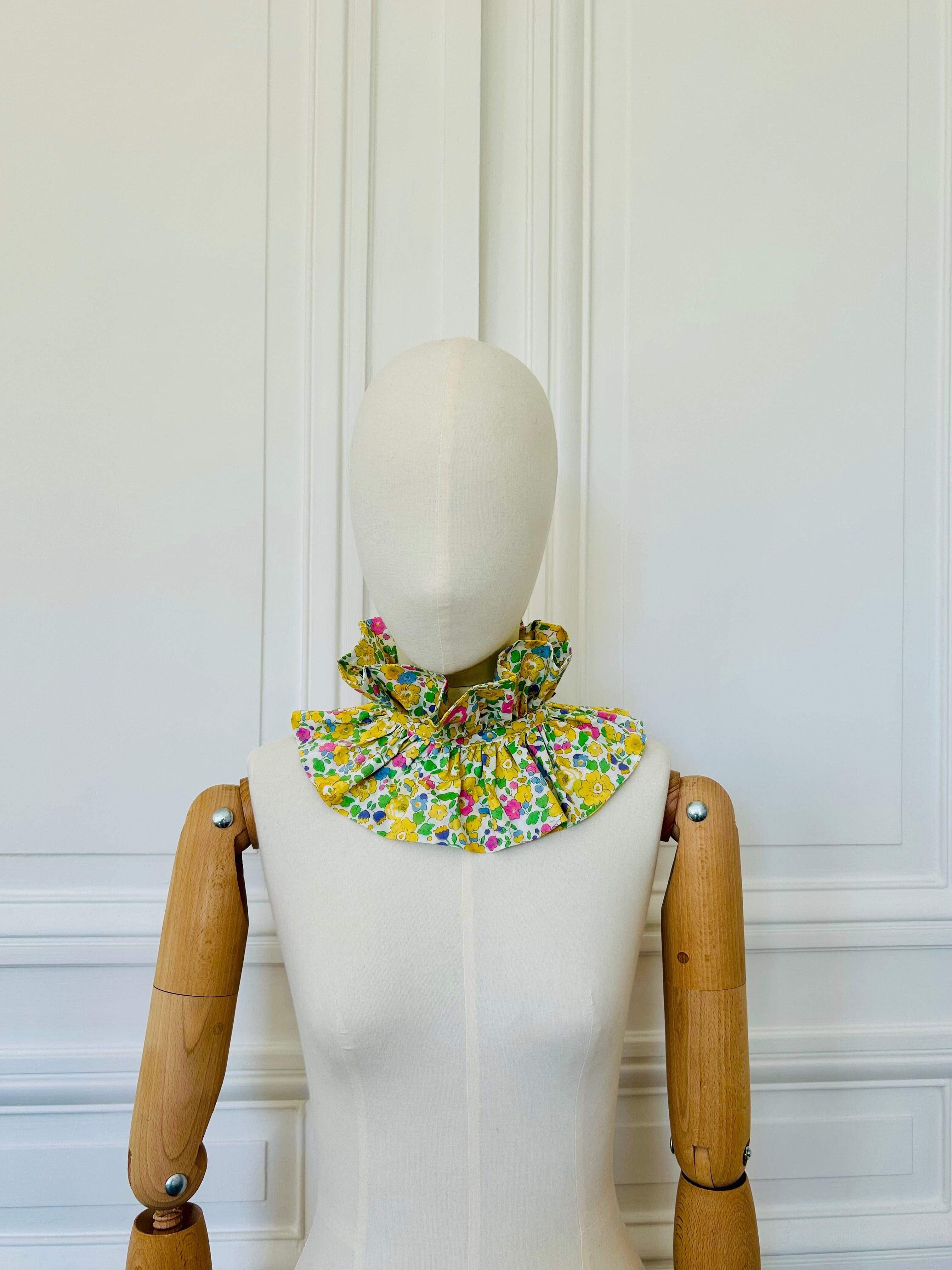 Grand col en Liberty fleuri jaune