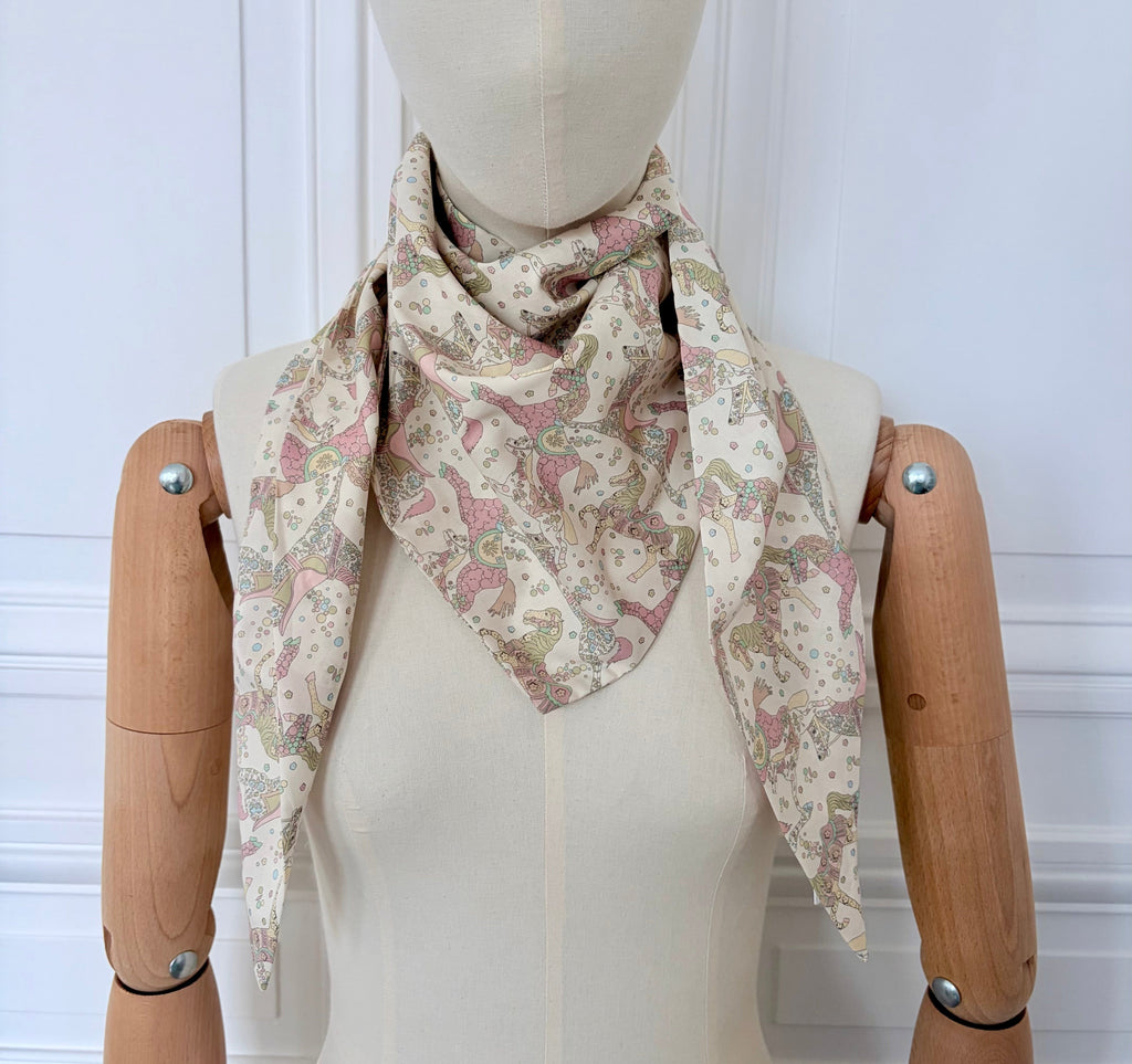 Triangle en 140 cm de longueur et 47 cm de hauteur en Liberty de coton doublé