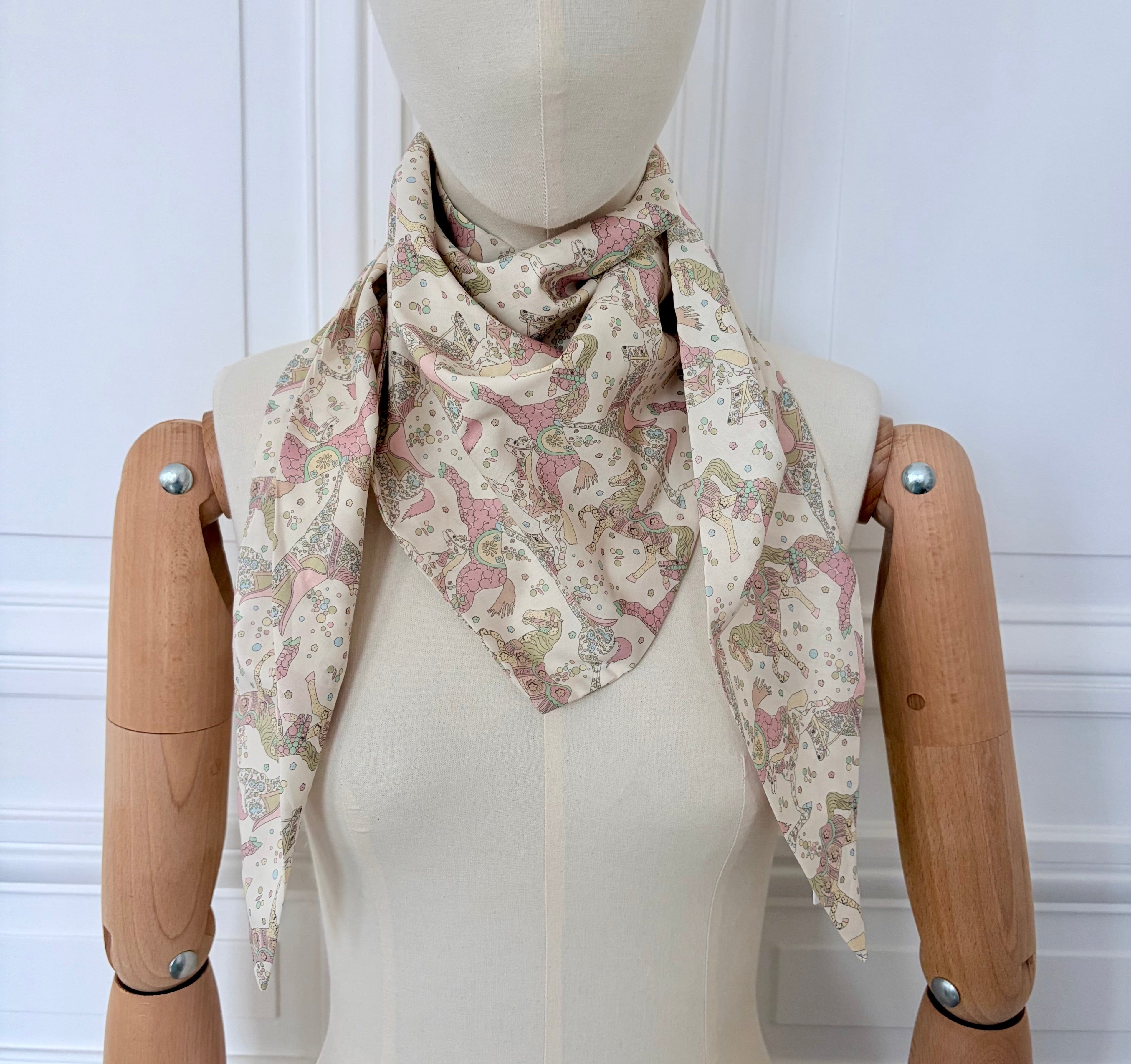 Triangle en 140 cm de longueur et 47 cm de hauteur en Liberty de coton doublé