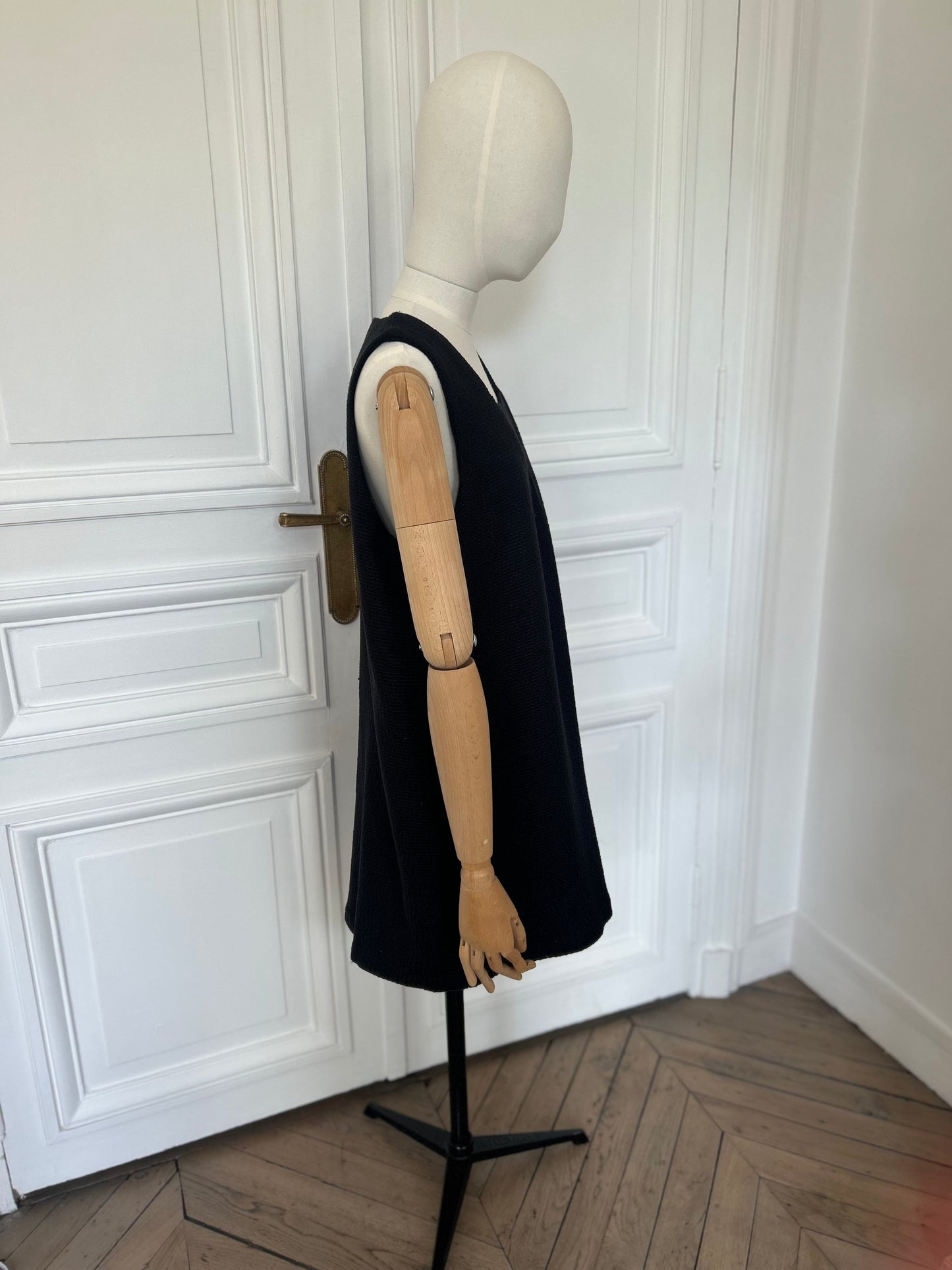 Robe en V en très tweed noir tissé et fabriquée en France