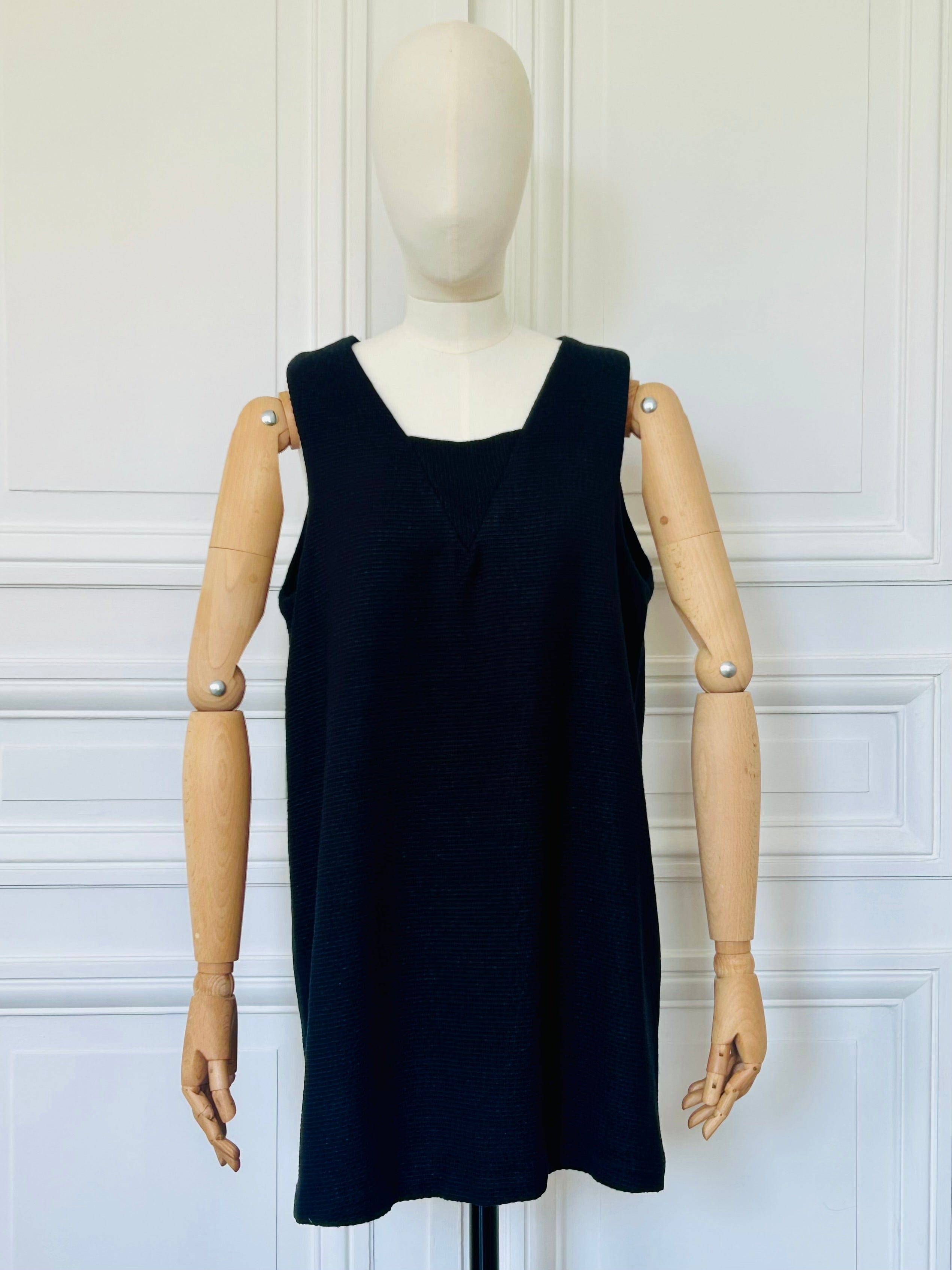 Robe en V en tweed noir tissé et fabriquée en France