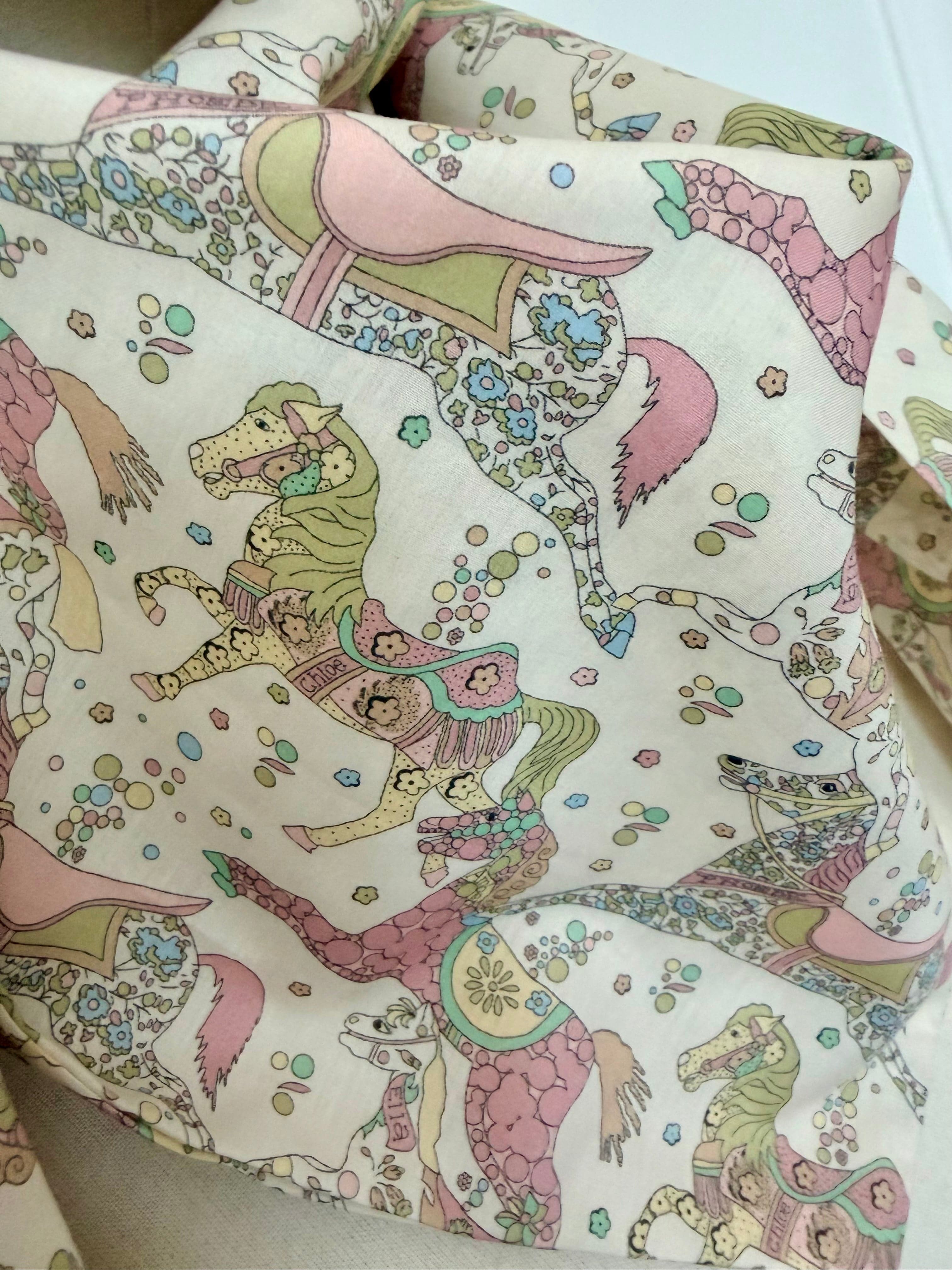 Triangle en 140 cm de longueur et 47 cm de hauteur en Liberty de coton doublé