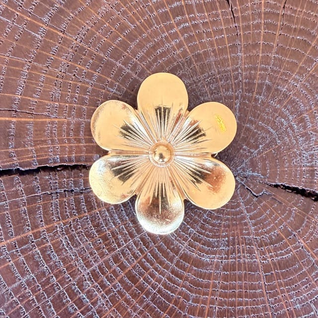 Broche fleur dorée Evesome