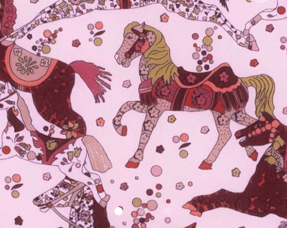 Triangle en 140 cm de longueur et 47 cm de hauteur en Liberty de coton doublé