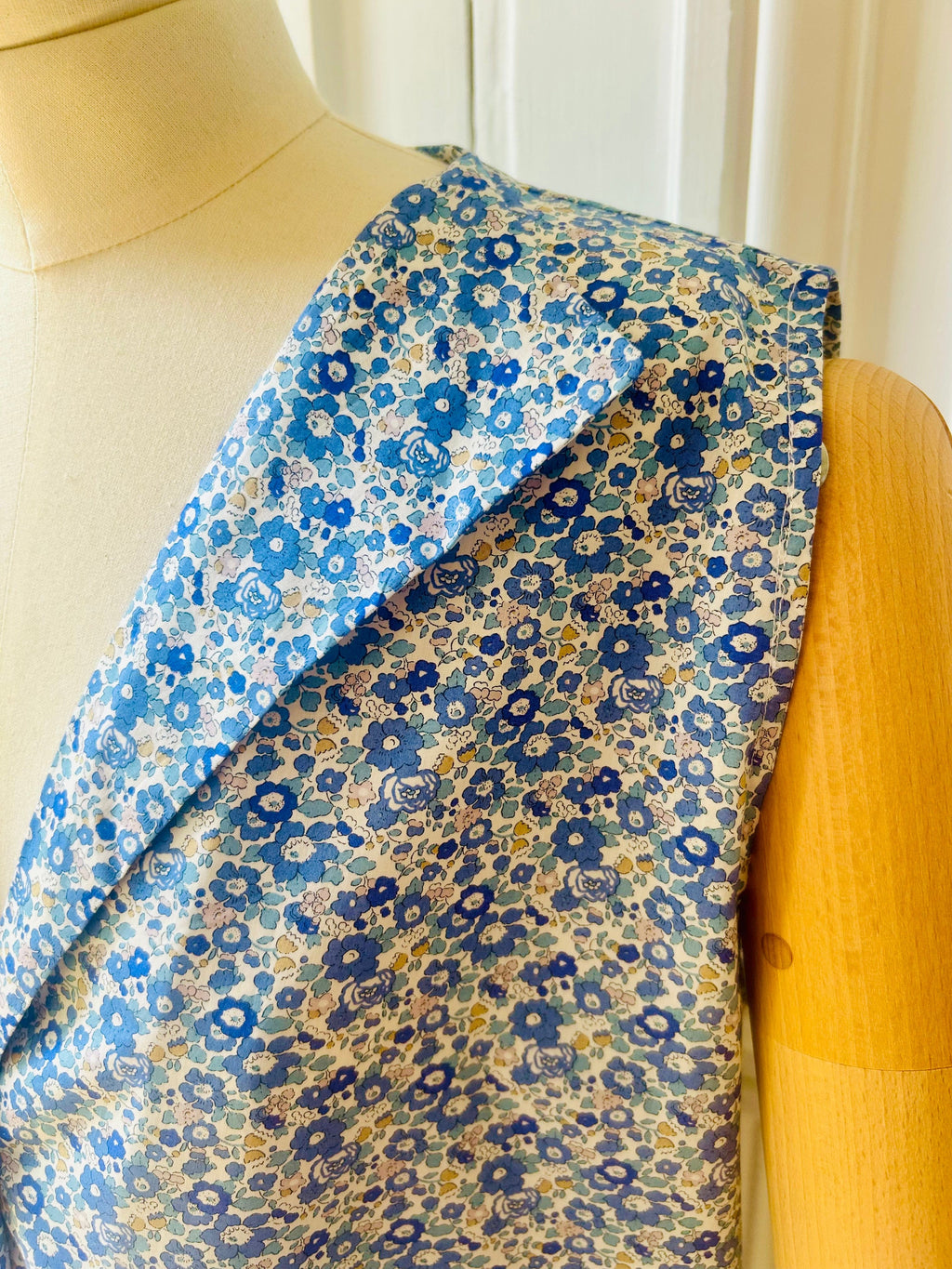 Robe sans manches boutonnée en V fabriquée en France