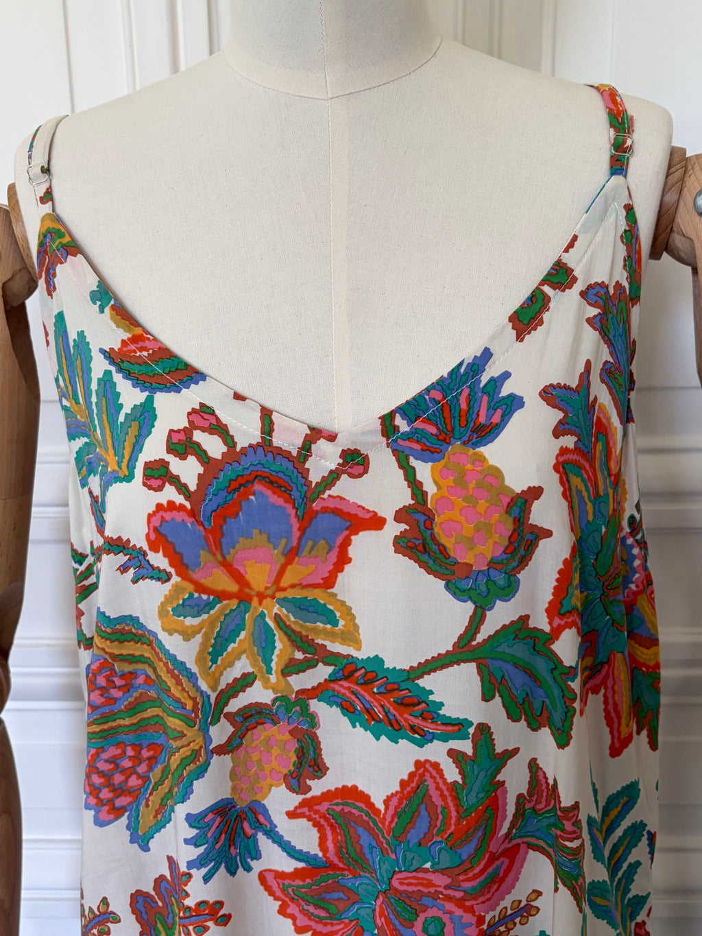 Robe aux bretelles réglables aux genoux imprimée en viscose