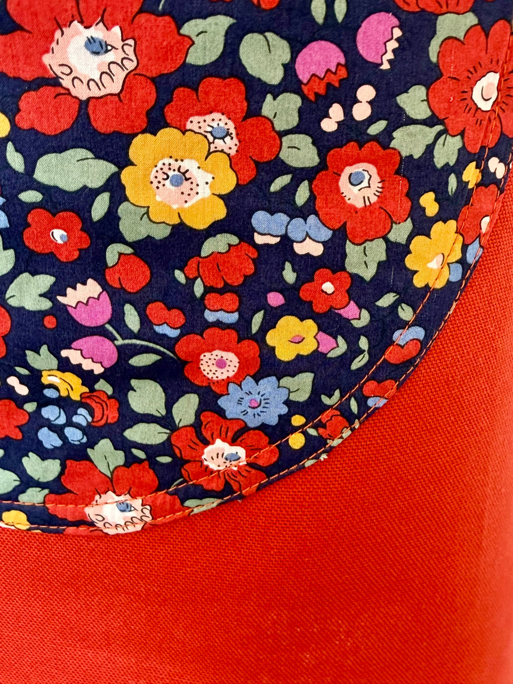 Tablier à volants en coton et Liberty fabriqué en France