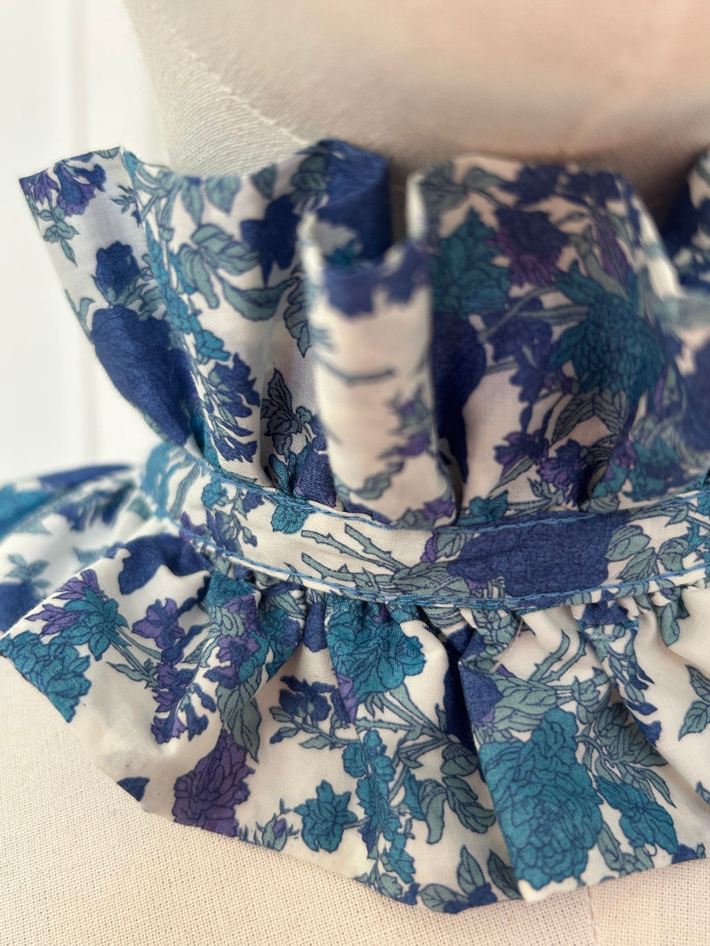 Petit col en Liberty fleuri bleu