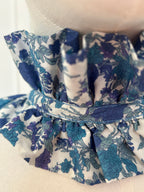 Petit col en Liberty fleuri bleu