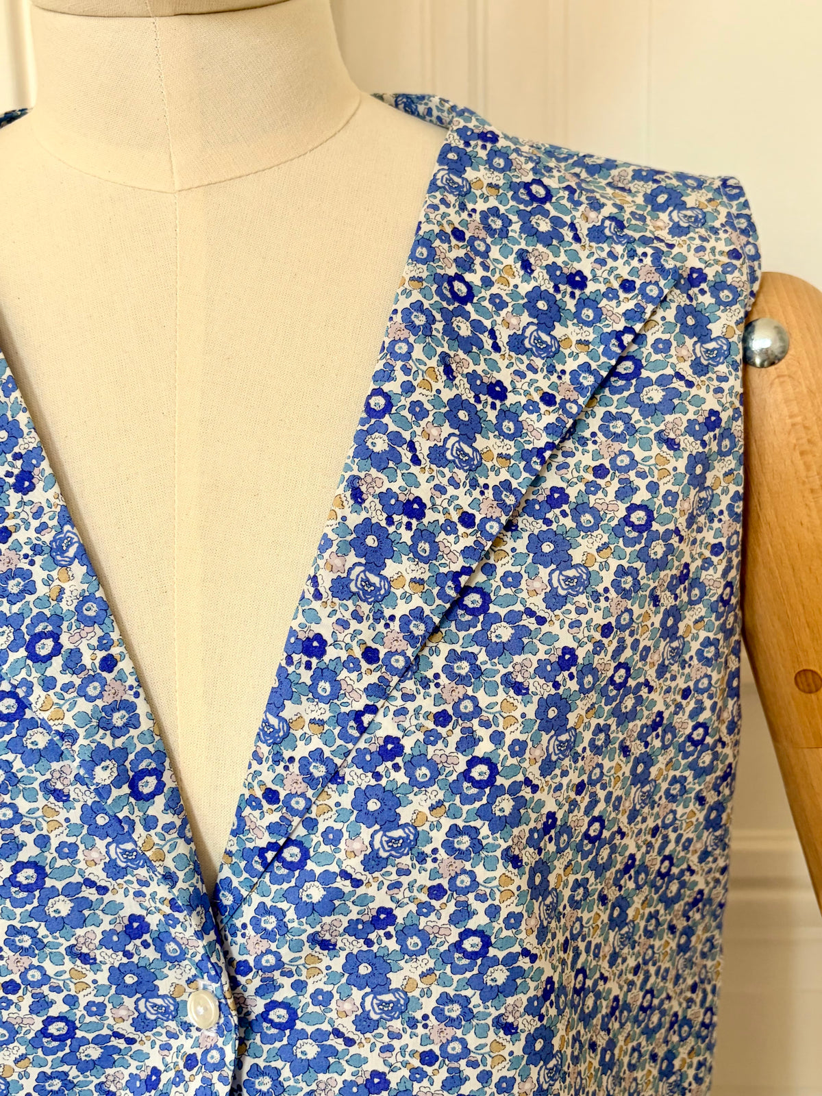Robe sans manches boutonnée en V fabriquée en France