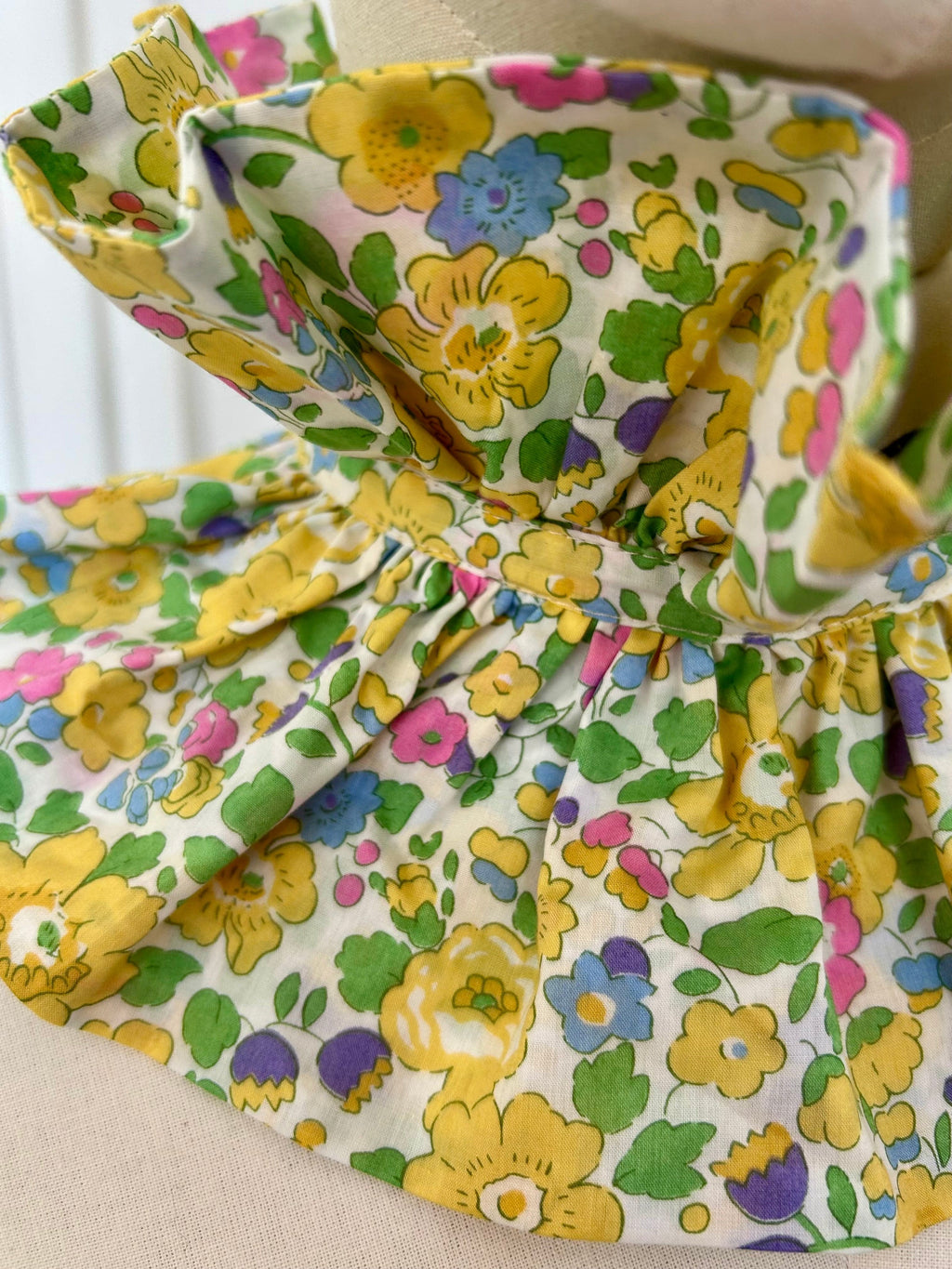 Grand col en Liberty fleuri jaune