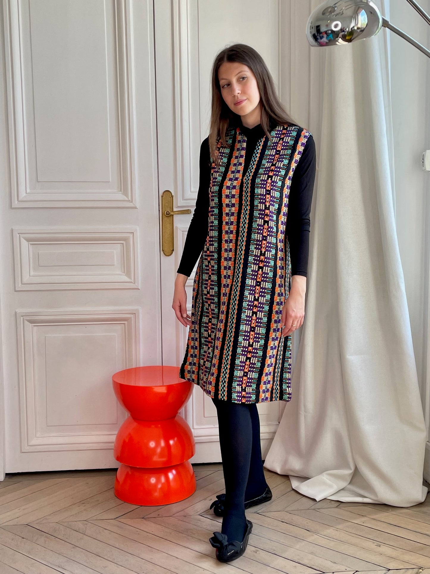 Robe en tweed noire, orange, violette et dorée sans manches fabriquée en France