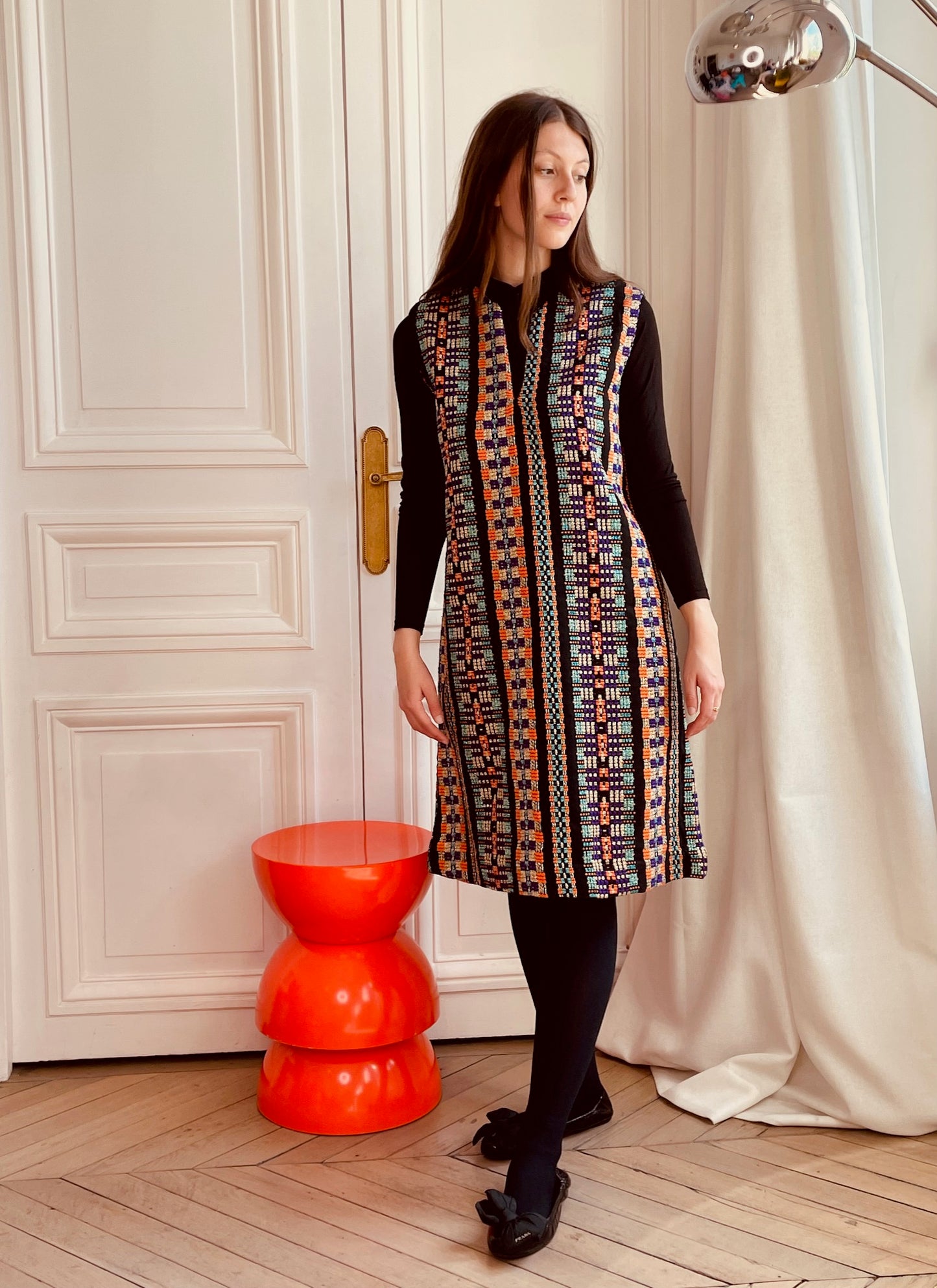 Robe en tweed noire, orange, violette et dorée sans manches fabriquée en France