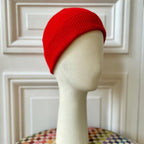 Bonnet rouge coquelicot à fines cotes tricoté en France 100% cachemire