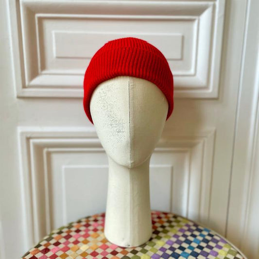 Bonnet rouge coquelicot à fines cotes tricoté en France 100% cachemire