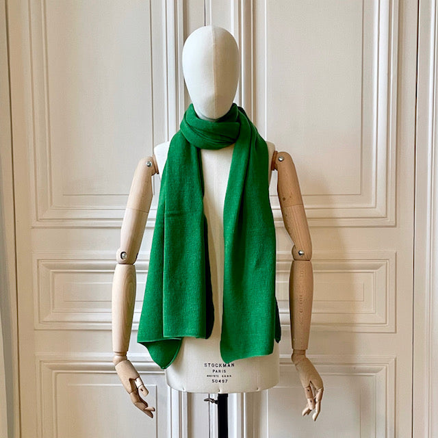 Echarpe vert sapin tricotée en France 200x60 cm 100% cachemire maille mousseuse
