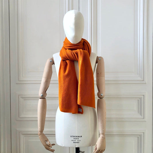 Echarpe orange bouddhiste tricotée en France 200x60 cm 100% cachemire maille mousseuse