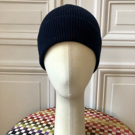 Bonnet bleu marine à fines cotes tricoté en France 100% cachemire