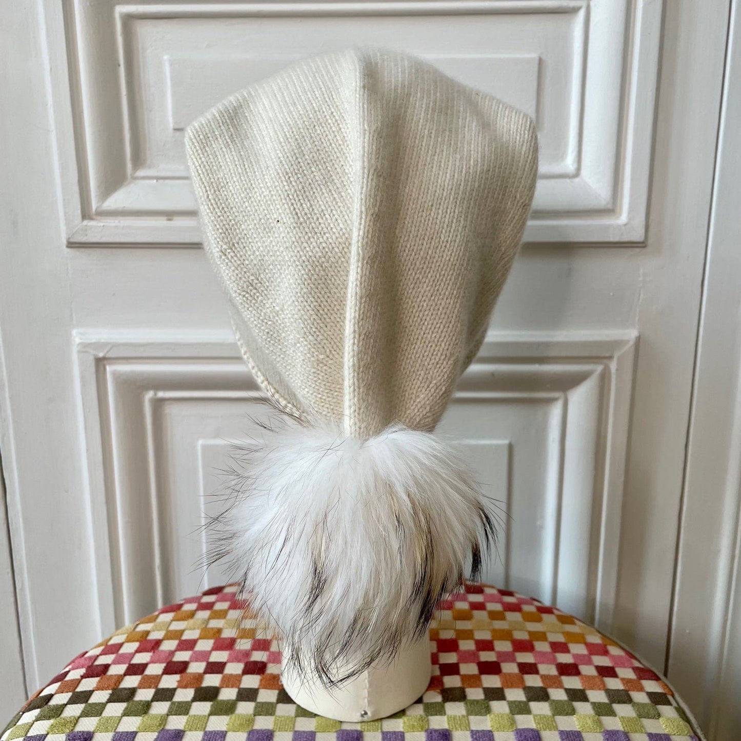 Bonnet de lutin blanc crème avec pompon en fourrure tricoté en France 100% cachemire maille mousseuse avec pompon en fourrure