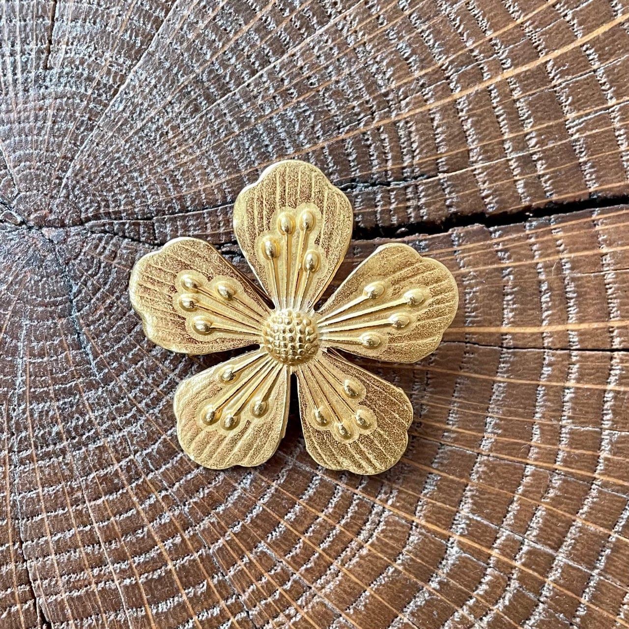 Broche fleur dorée