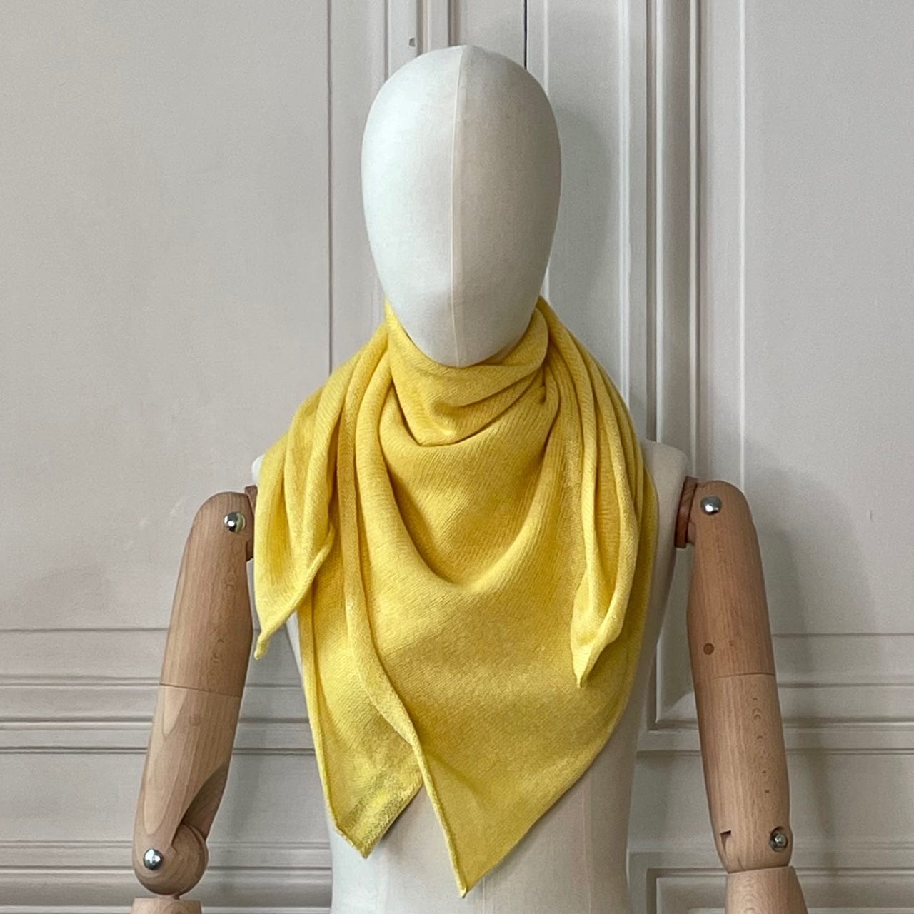 Carré jaune soleil tricoté en France 58% cachemire 42% lin