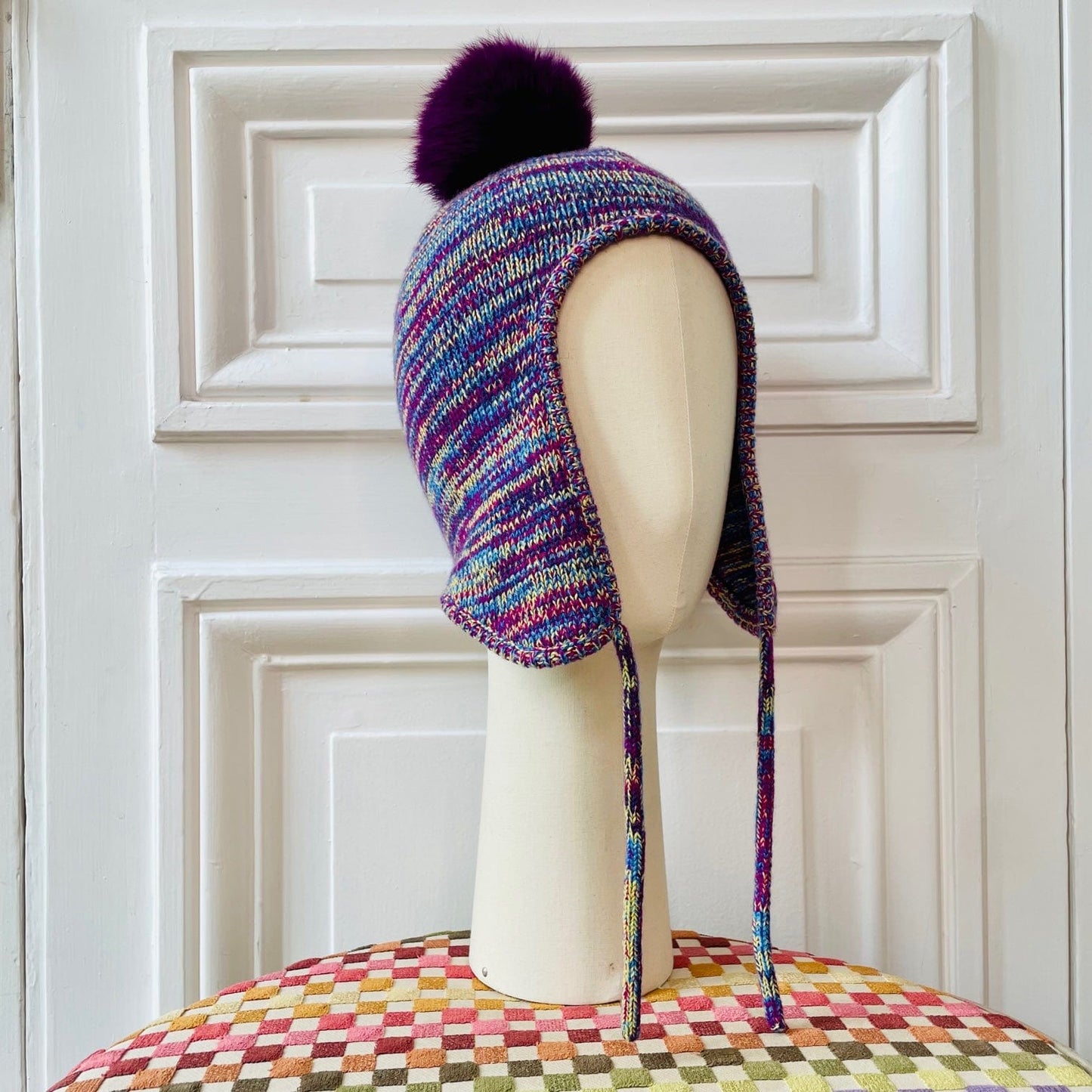 Bonnet péruvien fuschia, jaune et bleu avec pompon en fourrure tricoté en France 100% cachemire maille serrée