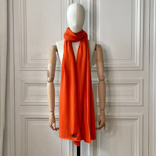 Echarpe orange tricotée en France 250x60 cm 100% cachemire maille serrée avec broche feuille de vigne