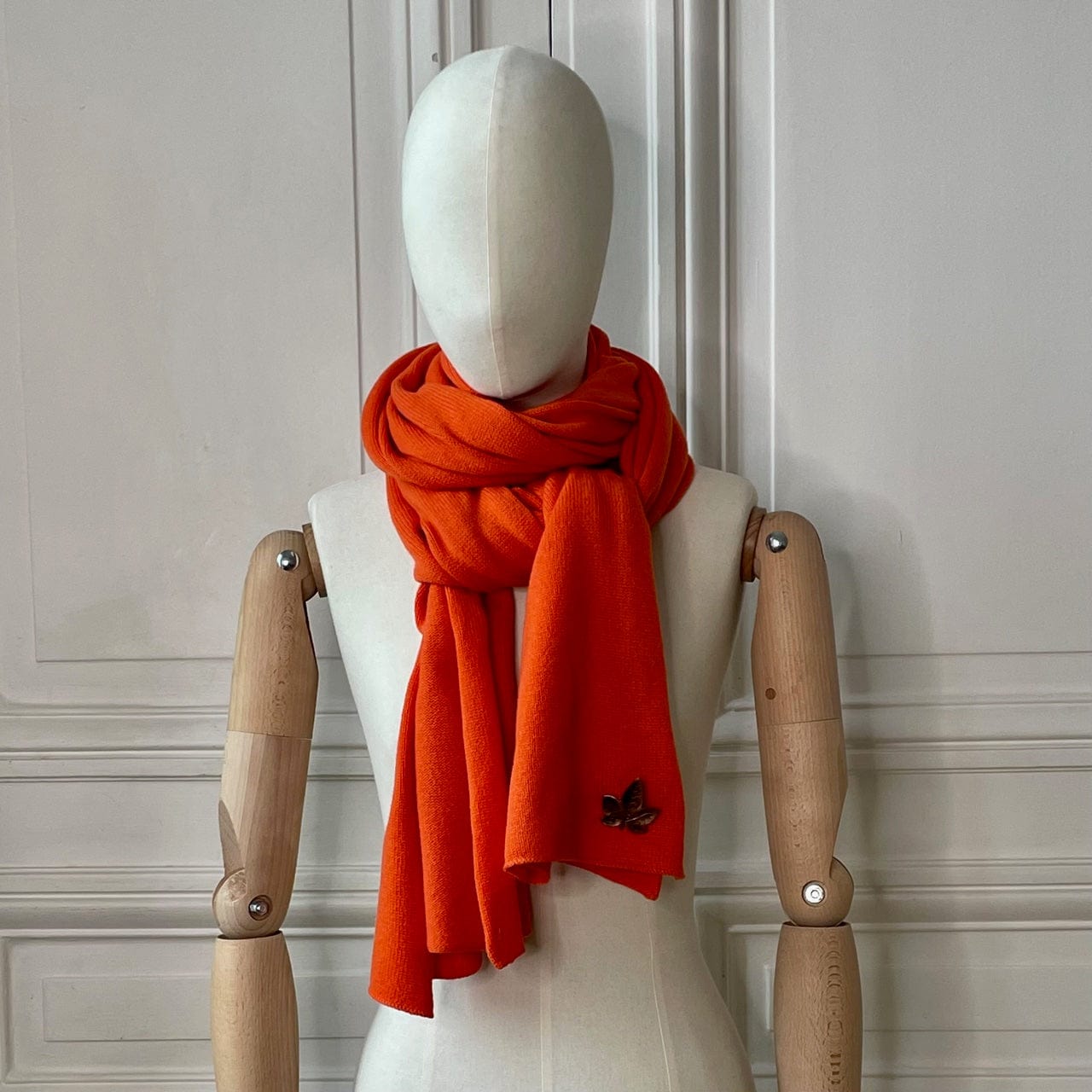 Echarpe orange tricotée en France 250x60 cm 100% cachemire maille serrée avec broche feuille de vigne