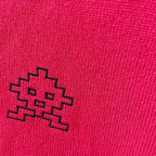 Etole rose fuschia tricotée en France avec broderie noire space invader 200x60 cm 100% cachemire maille serrée