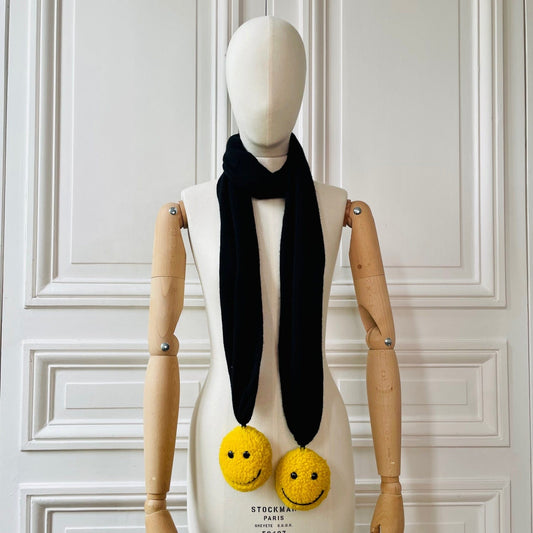 Echarpe noire à pompons smileys jaunes en mouton tricotée en France 100% cachemire maille mousseuse