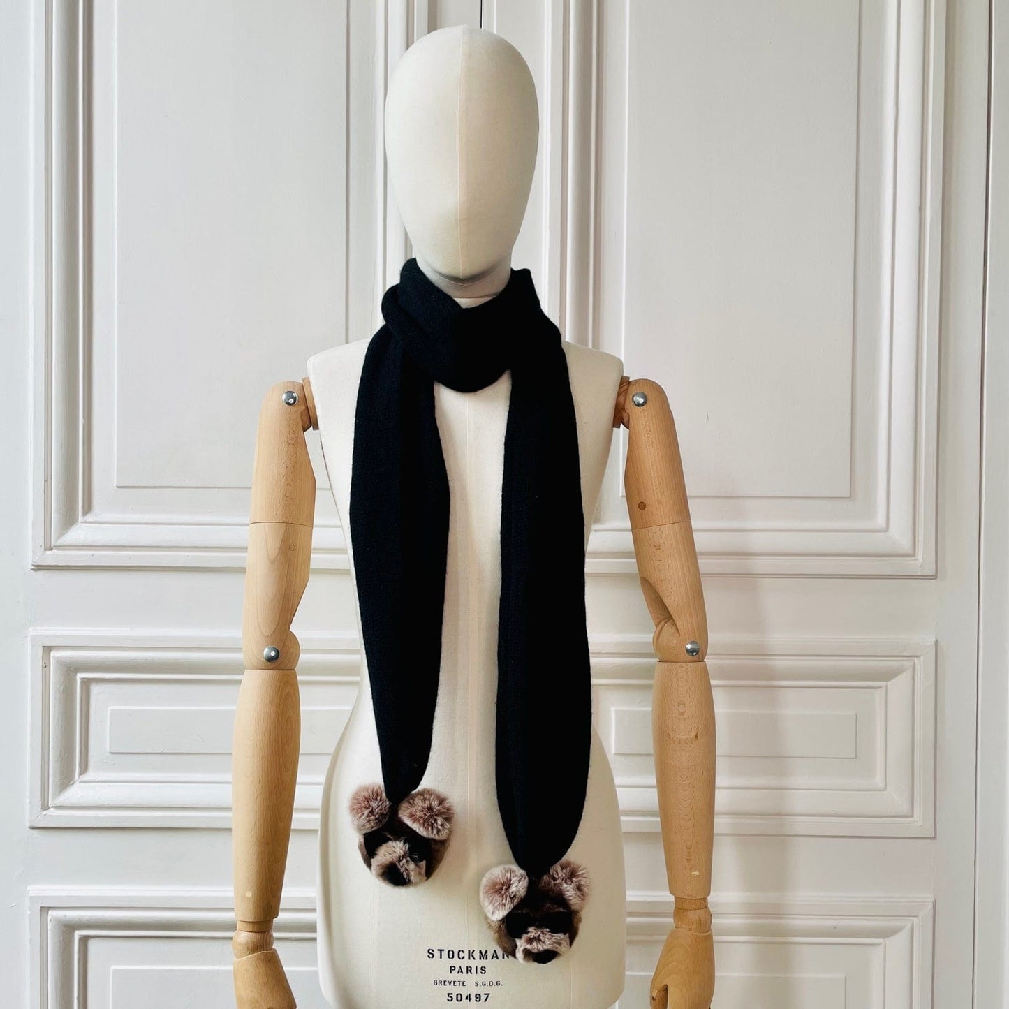 Echarpe noire à pompons nounours à lunettes de soleil en fourrure tricotée en France 100% cachemire maille mousseuse