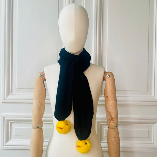 Echarpe noire à pompons canaris jaunes en fourrure tricotée en France 100% cachemire maille mousseuse