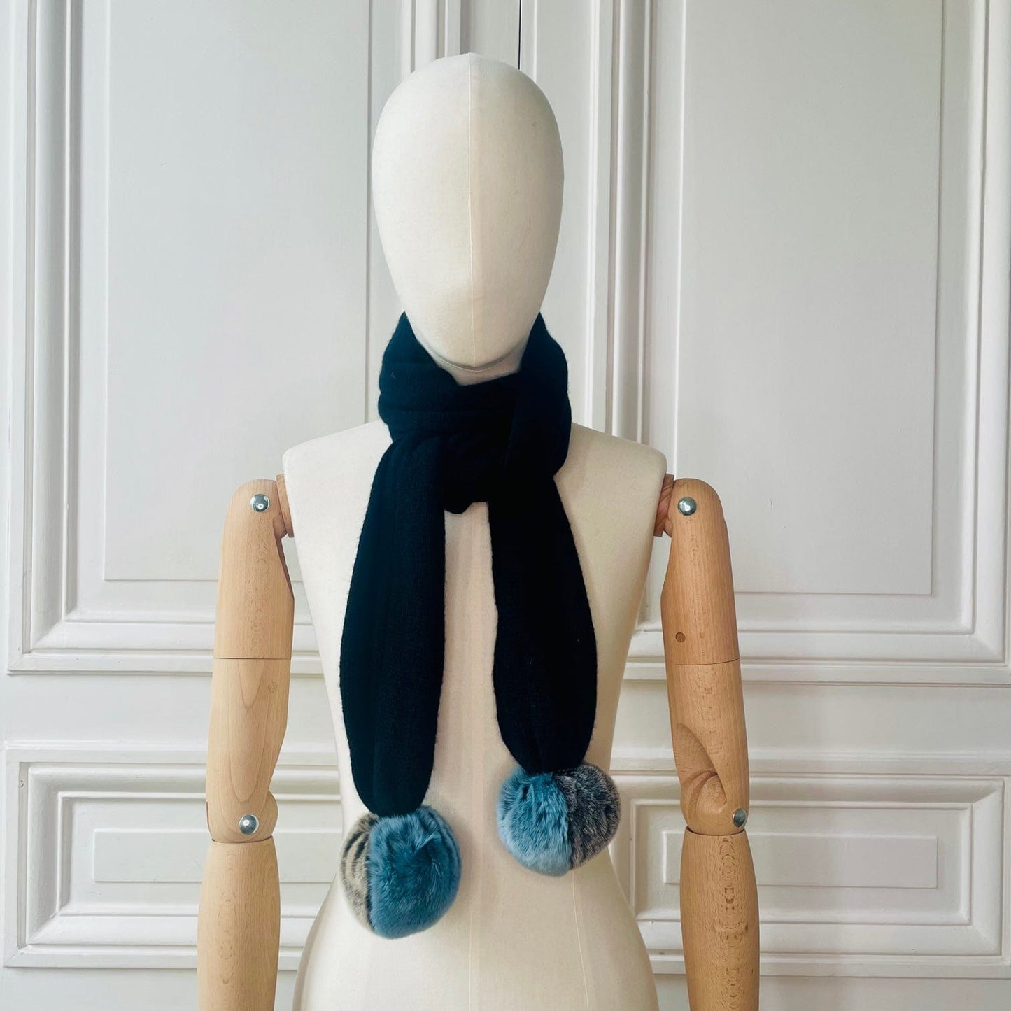 Écharpe noire avec pompons en fourrure bleus et gris tricotée en France 100% cachemire maille mousseuse