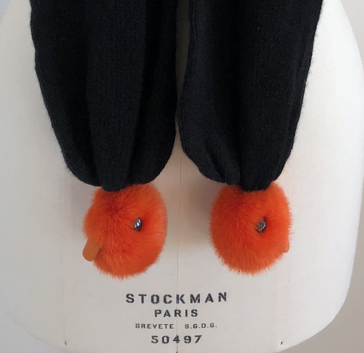 Echarpe Evesome à pompons canaris en fourrure en maille 100% cachemire -  Evesome scarf with 100% cashmere knit fur pompoms