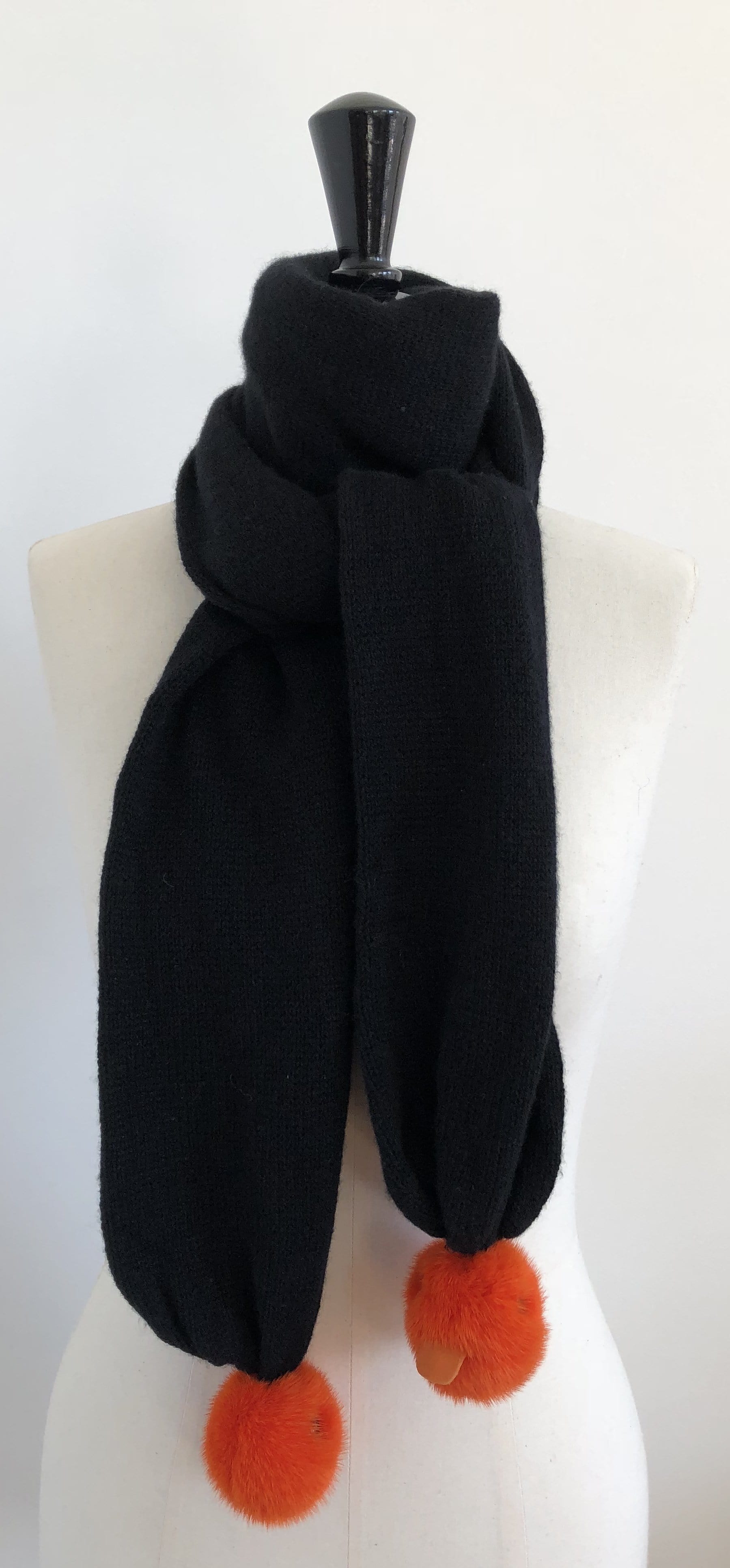 Echarpe Evesome à pompons canaris en fourrure en maille 100% cachemire -  Evesome scarf with 100% cashmere knit fur pompoms